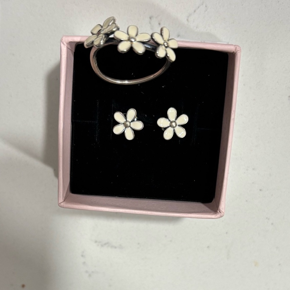 Pandora White Daisy Ring & Earring Set